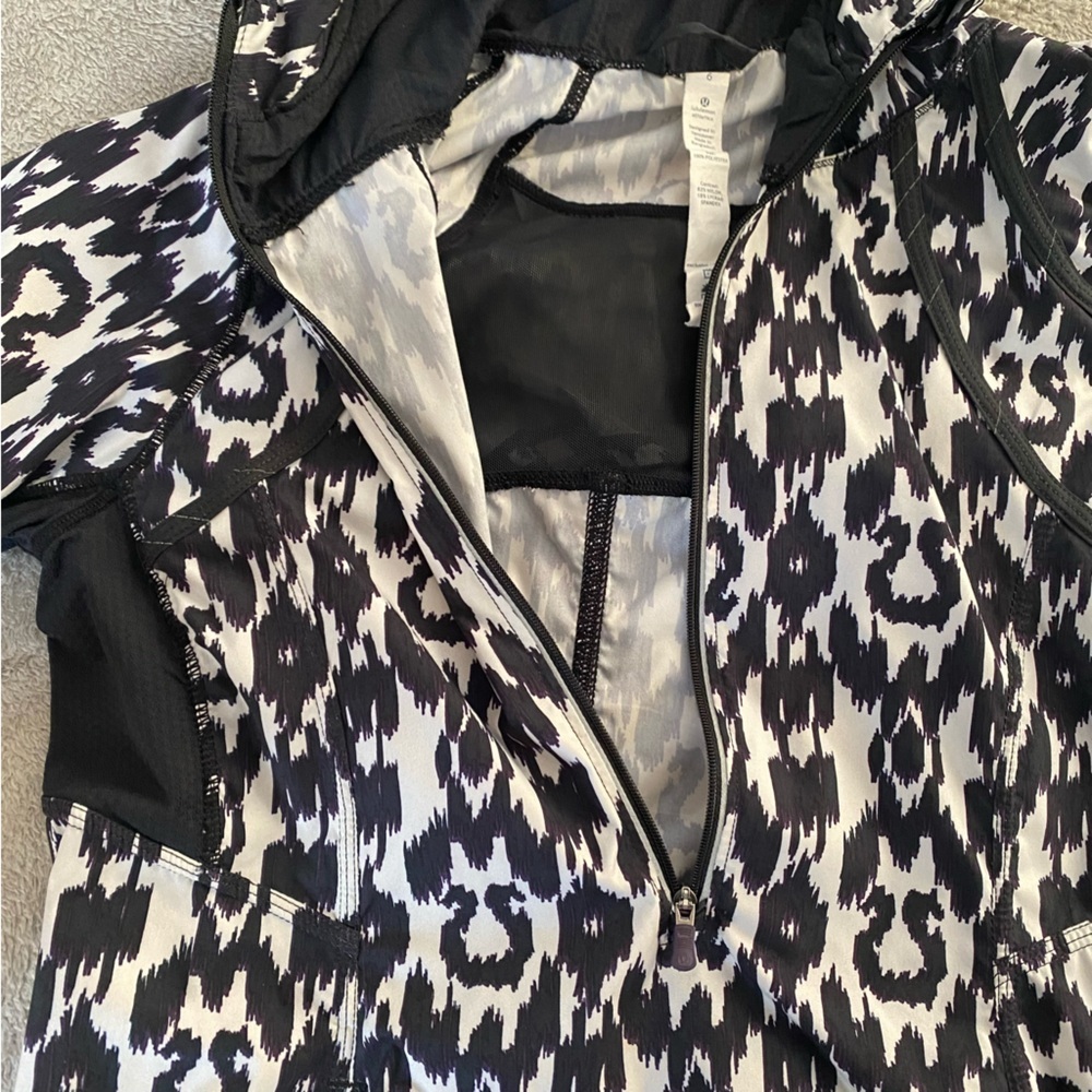 lululemon athletica Black and White Patterned Hoodie Jacket - Picture 4 of 13